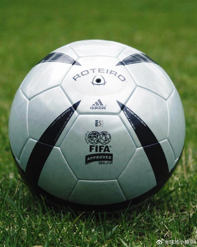 电竞爱好者关注赛事